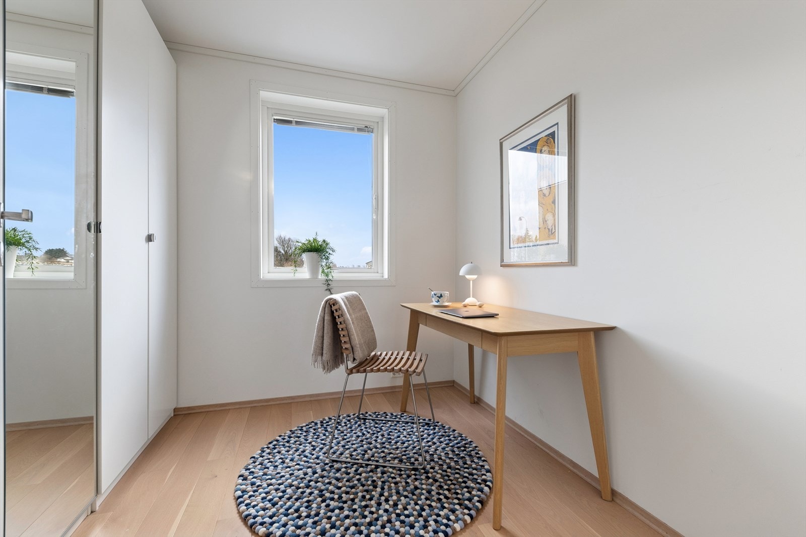 Soverom 3 - Benyttes i dag som kontor og utstyrt med stor garderobe. Et rom som passer godt som barnerom, gjesterom eller kontor. Galleribilde