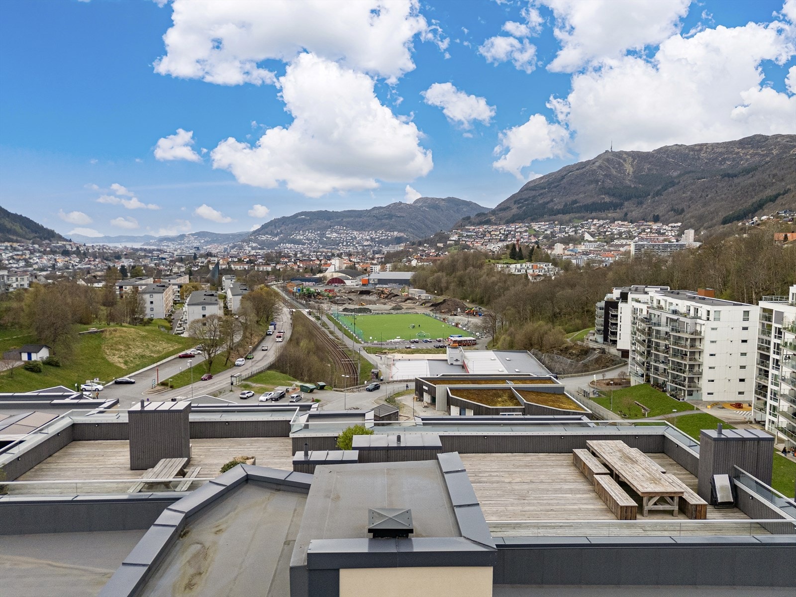 Stor felles takterrasse med nydelig utsikt og gode solforhold Galleribilde