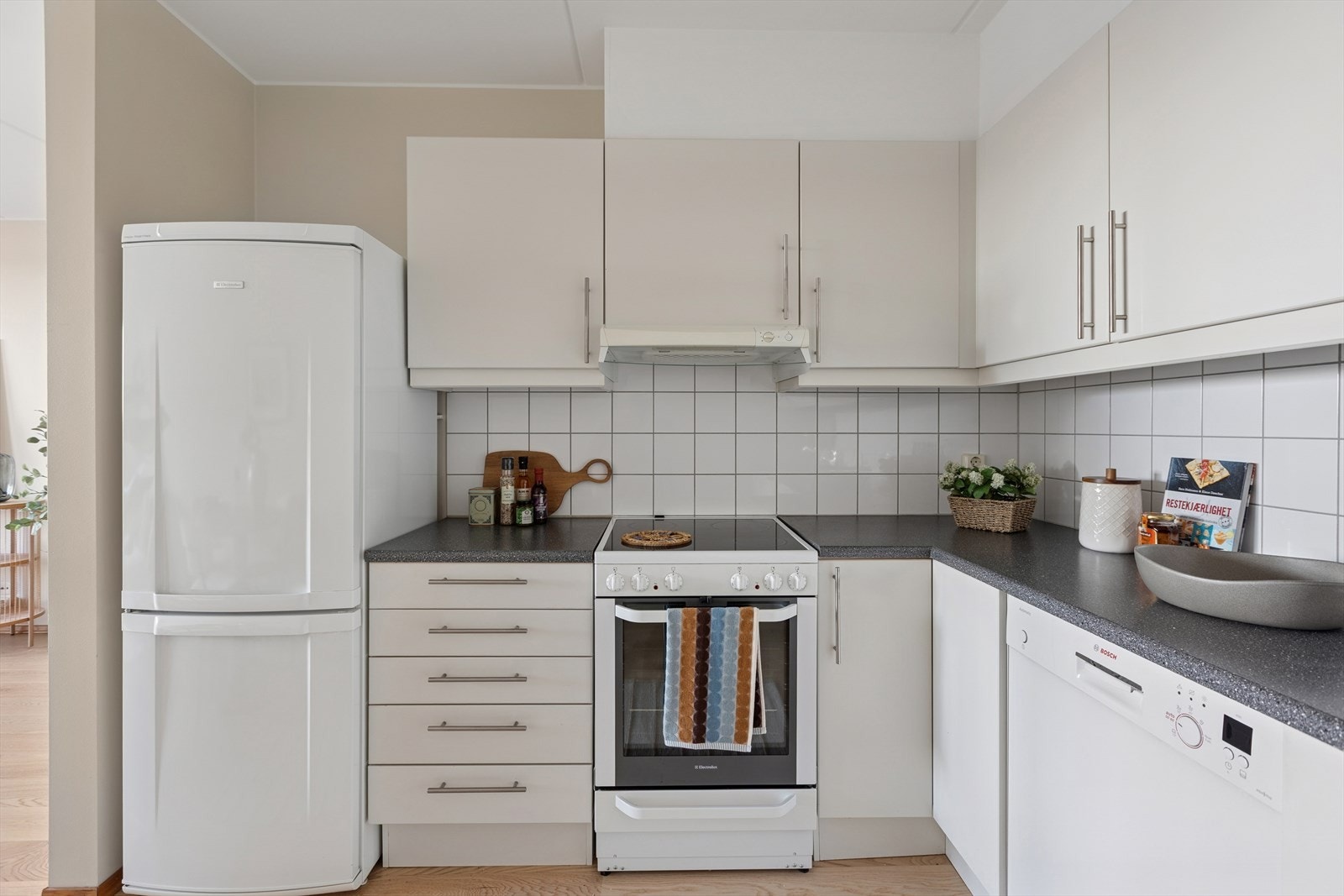 Kjøkkeninnredningen er velutnyttet og med god skapplass. Galleribilde