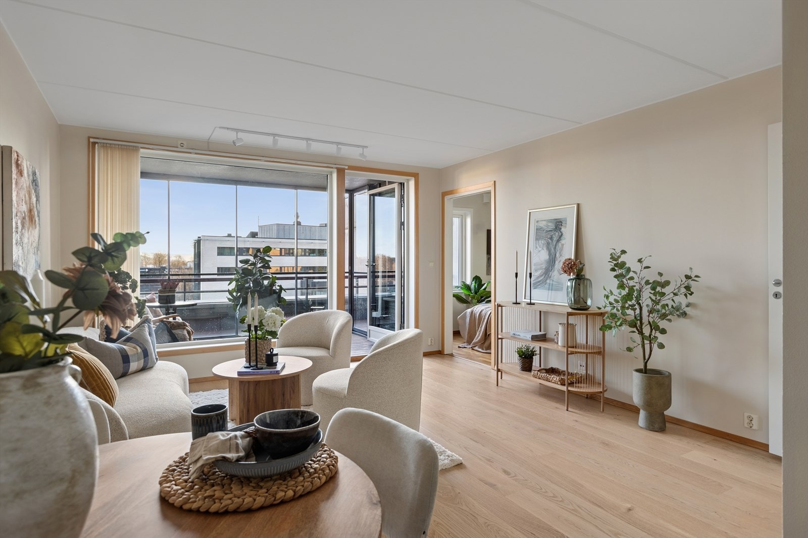 Lys og innbydende stue. Nye gulv i gang, stue og kjøkken i 2025. Galleribilde