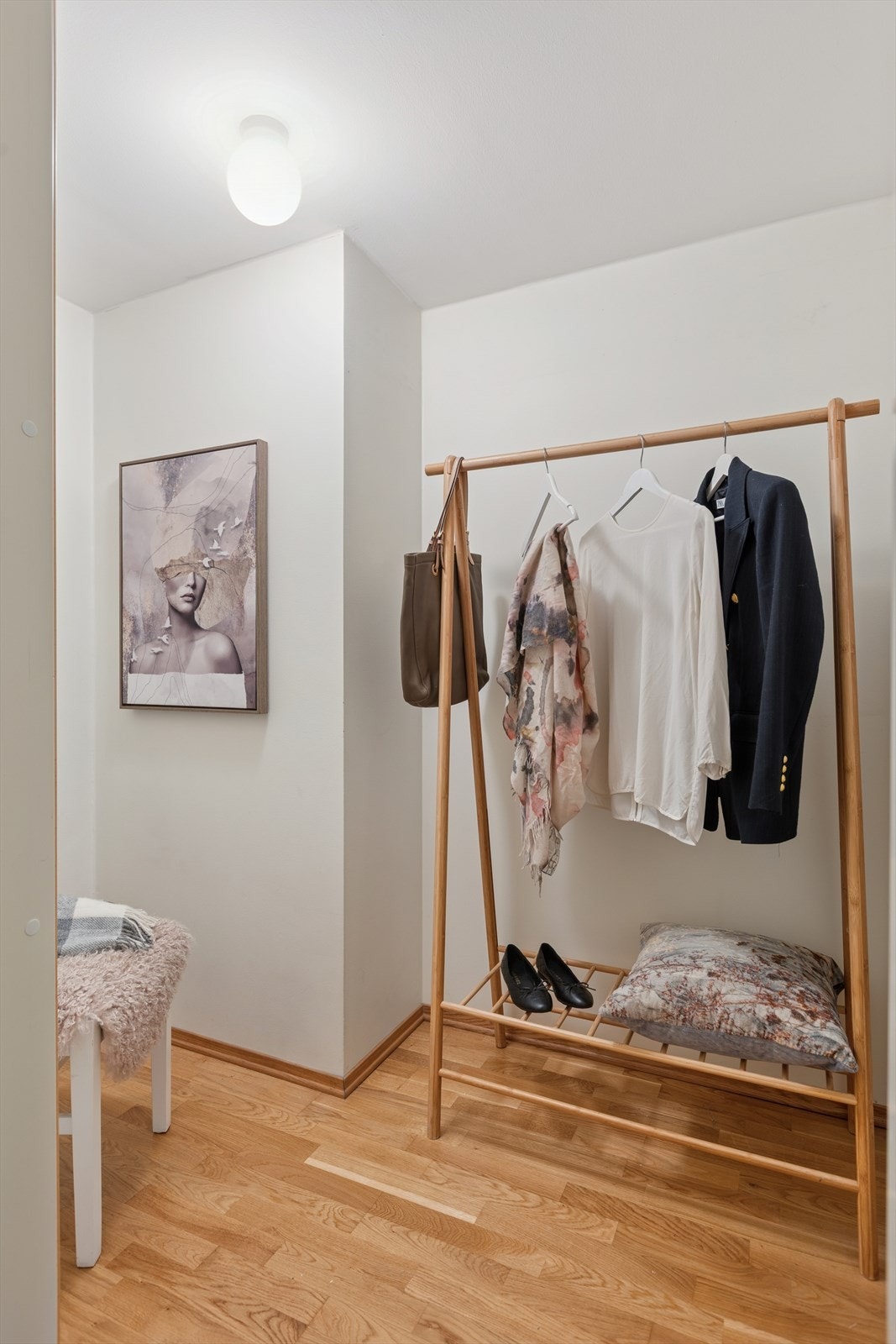 I tilknytning til badet har boligen et kott/bod med god lagringsplass. Galleribilde