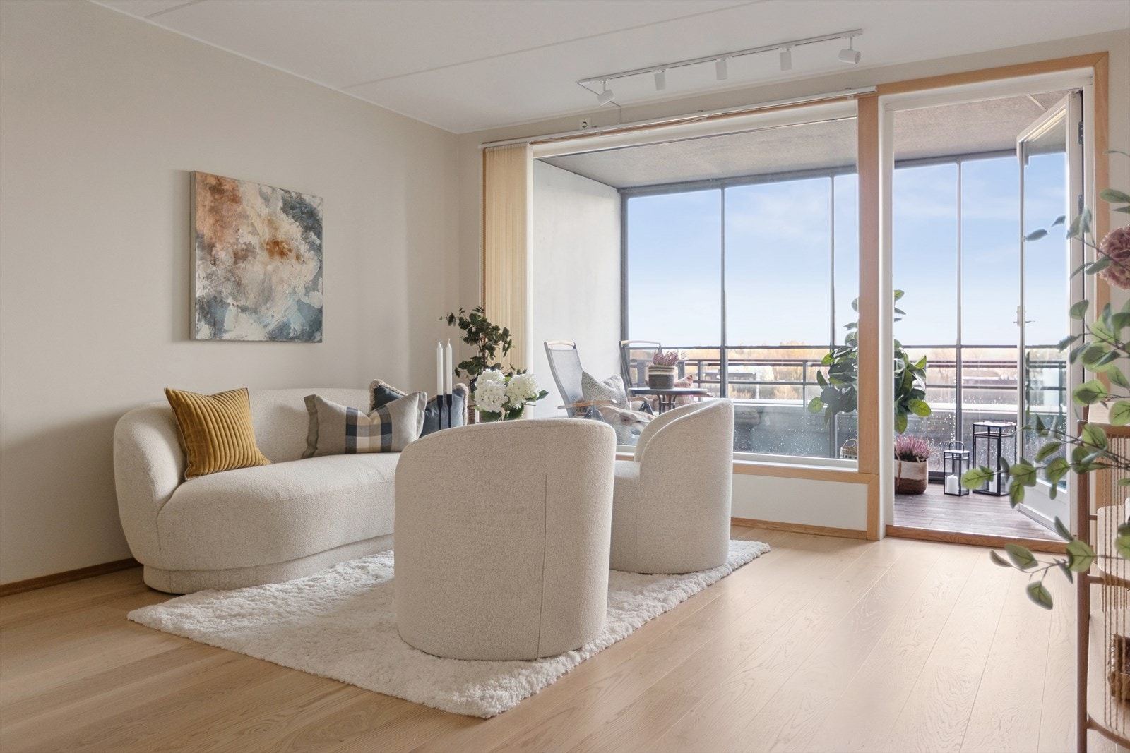 Store vindusflater gir rikelig med naturlig lys i stuen. Galleribilde