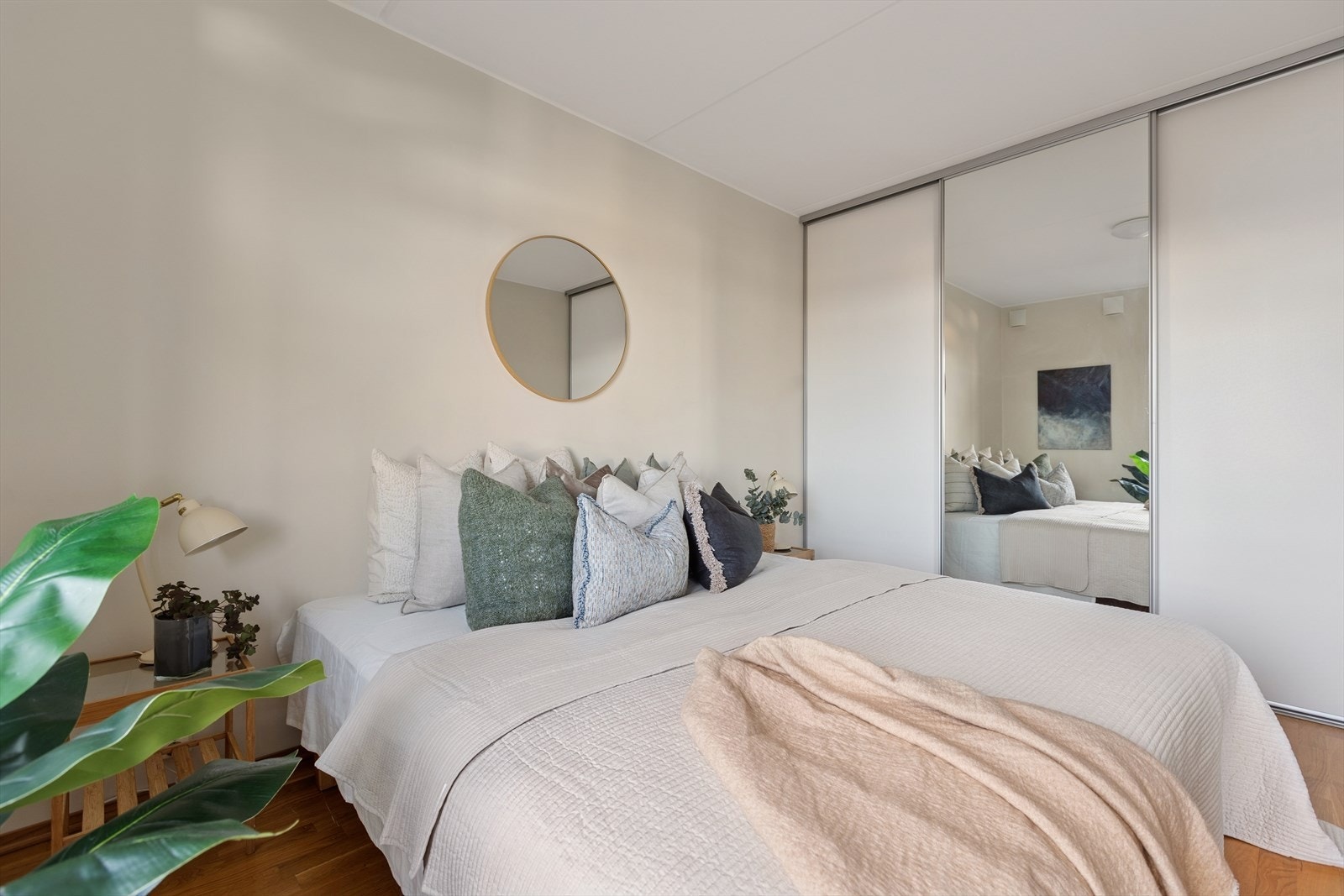 Garderobeløsning med skyvedører gir effektiv oppbevaring i soverommet. Galleribilde