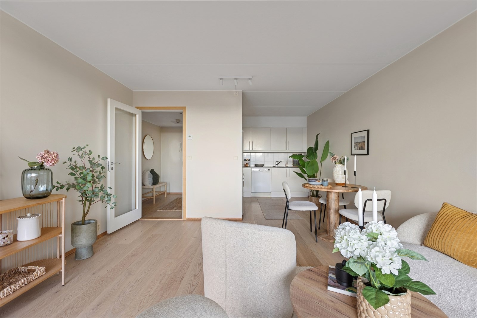 Leiligheten har en åpen kjøkkenløsning mot stuen. Galleribilde