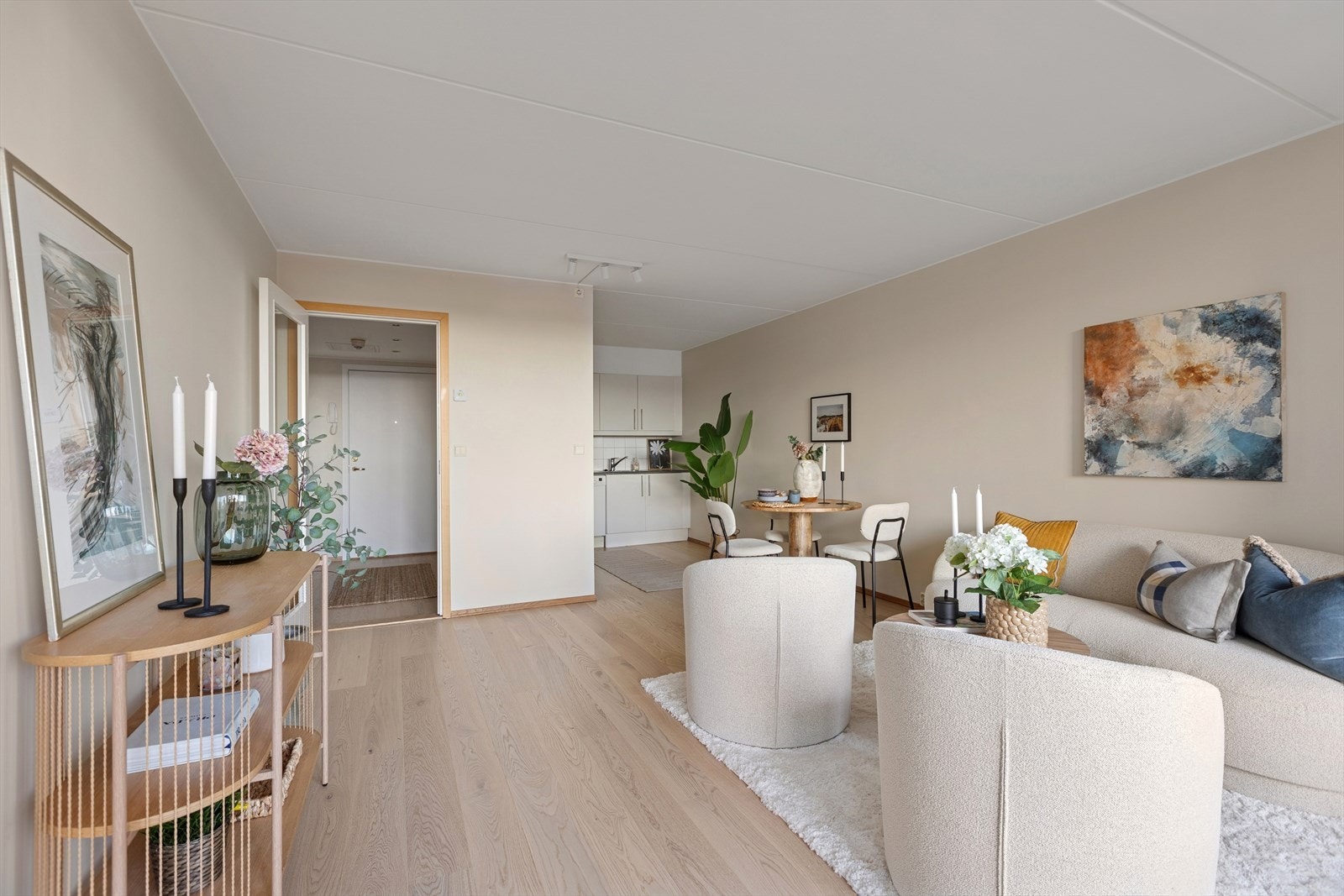 Stuens utforming gir god plass for både sofa- og spisegruppe. Galleribilde