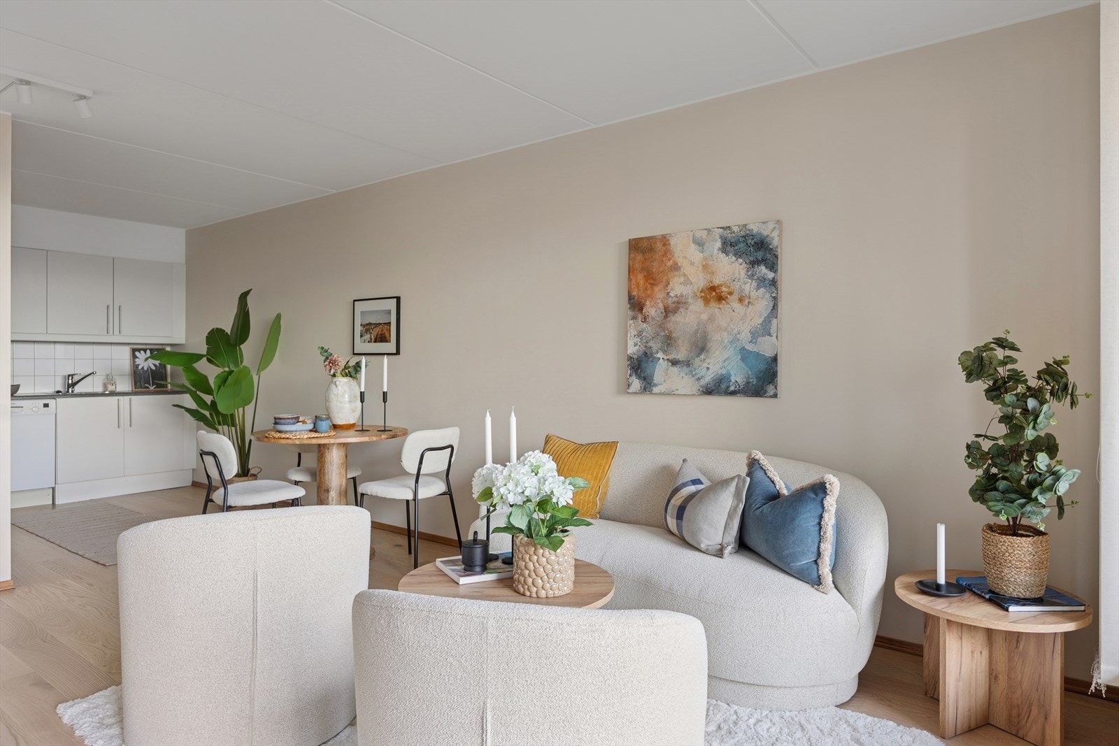 Malte overflater i himling og vegger i gang, stue, kjøkken og soverom i 2025. Galleribilde