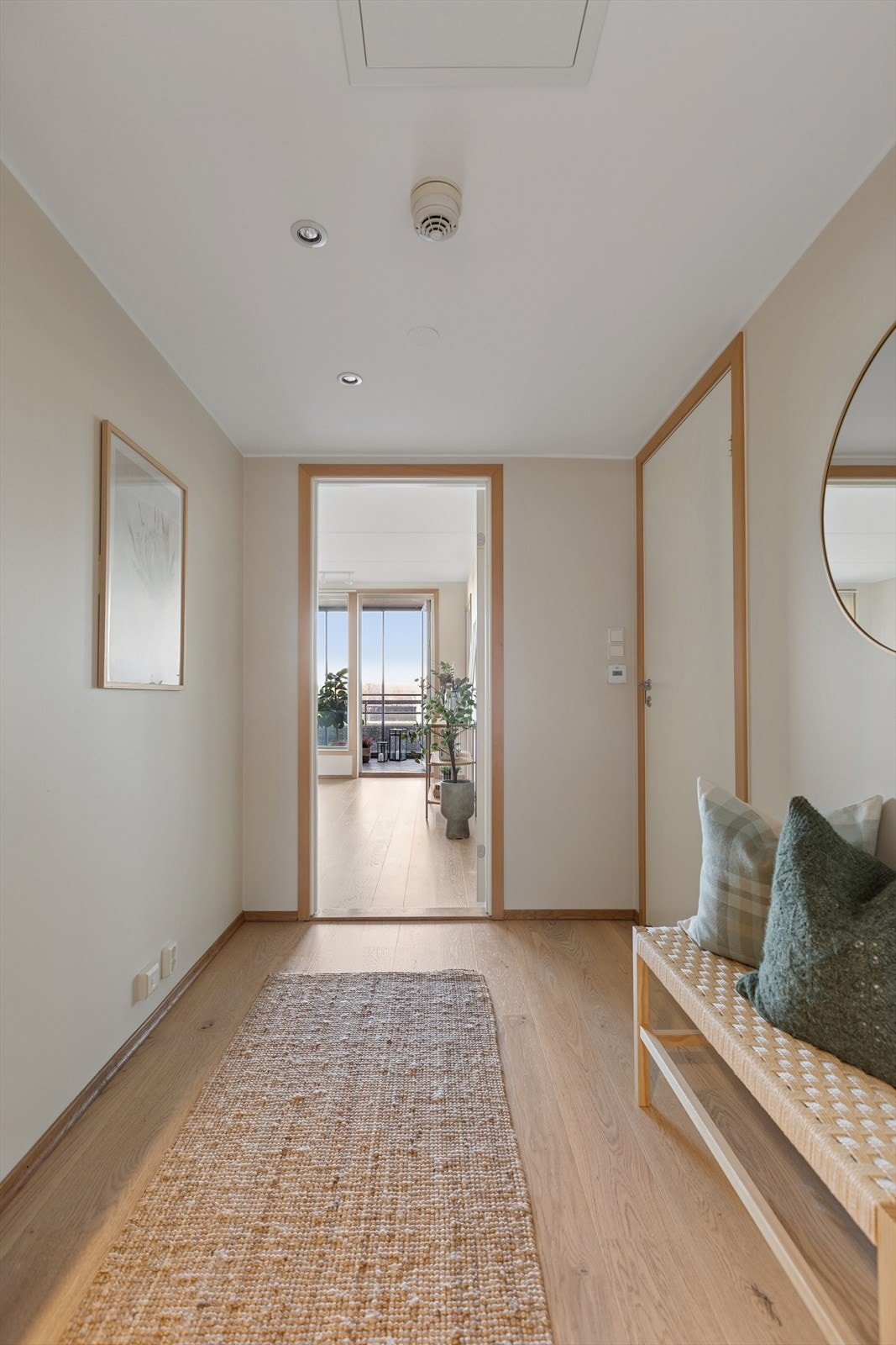 Man ønskes velkommen i en lys entré. Galleribilde