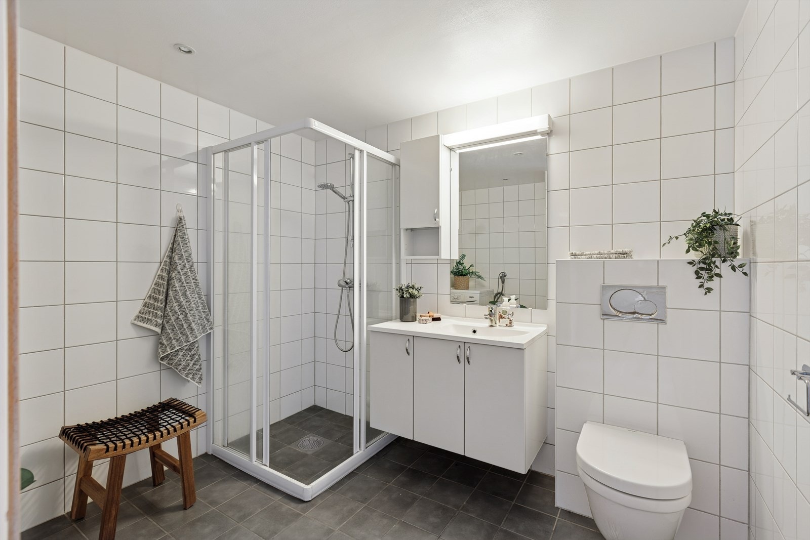 Leiligheten har et flislagt baderom med behagelig gulvvarme og downlights i himling. Galleribilde