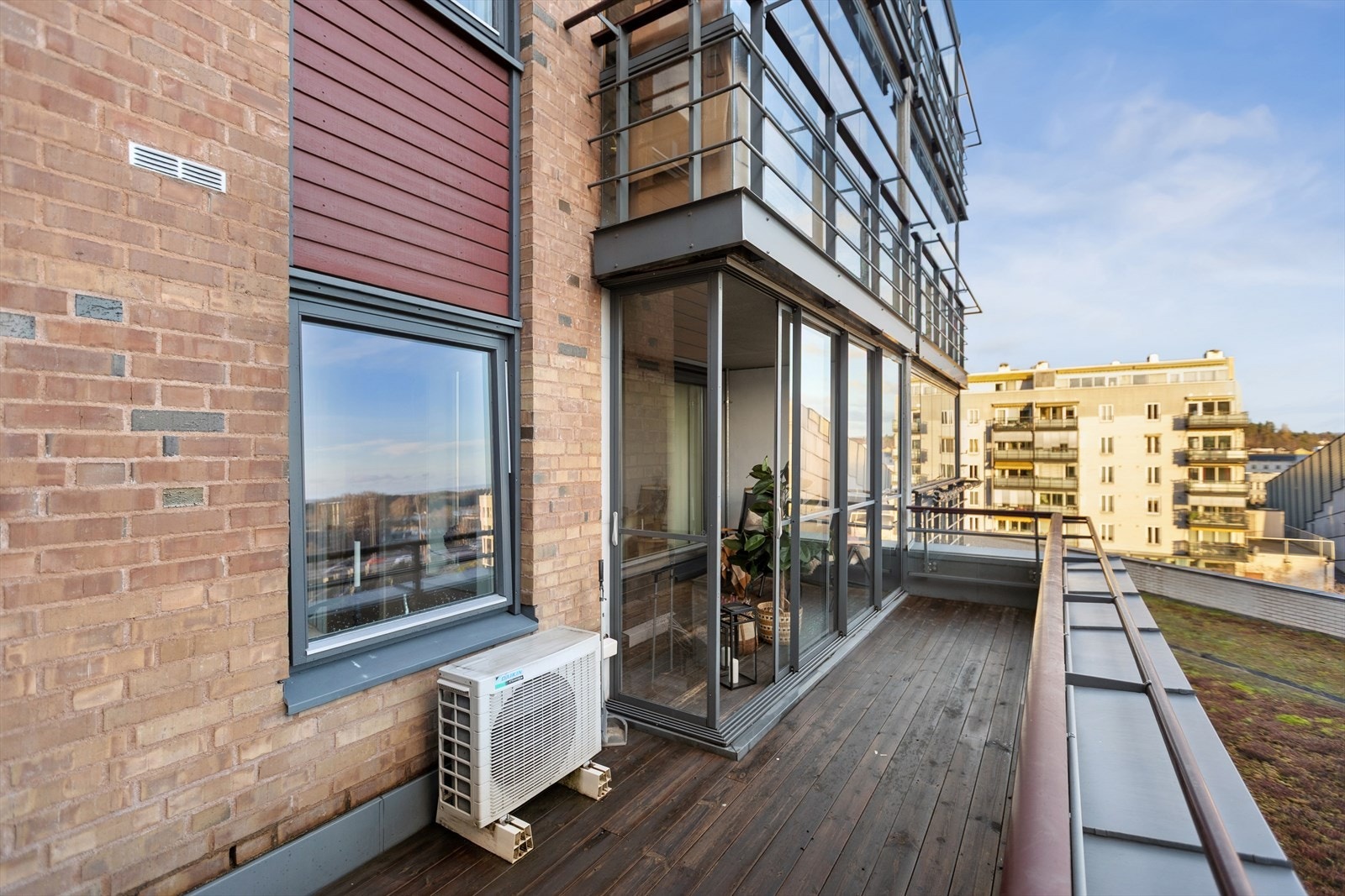 Videre adkomst fra den innglassede balkongen til enda en balkong. Galleribilde