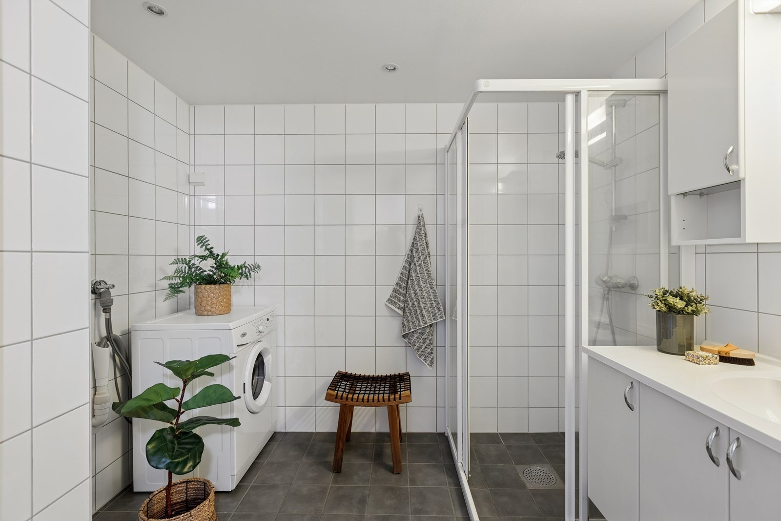 Rommet er utstyrt med et vegghengt toalett, en servant, et dusjhjørne og har opplegg for vaskemaskin. Galleribilde