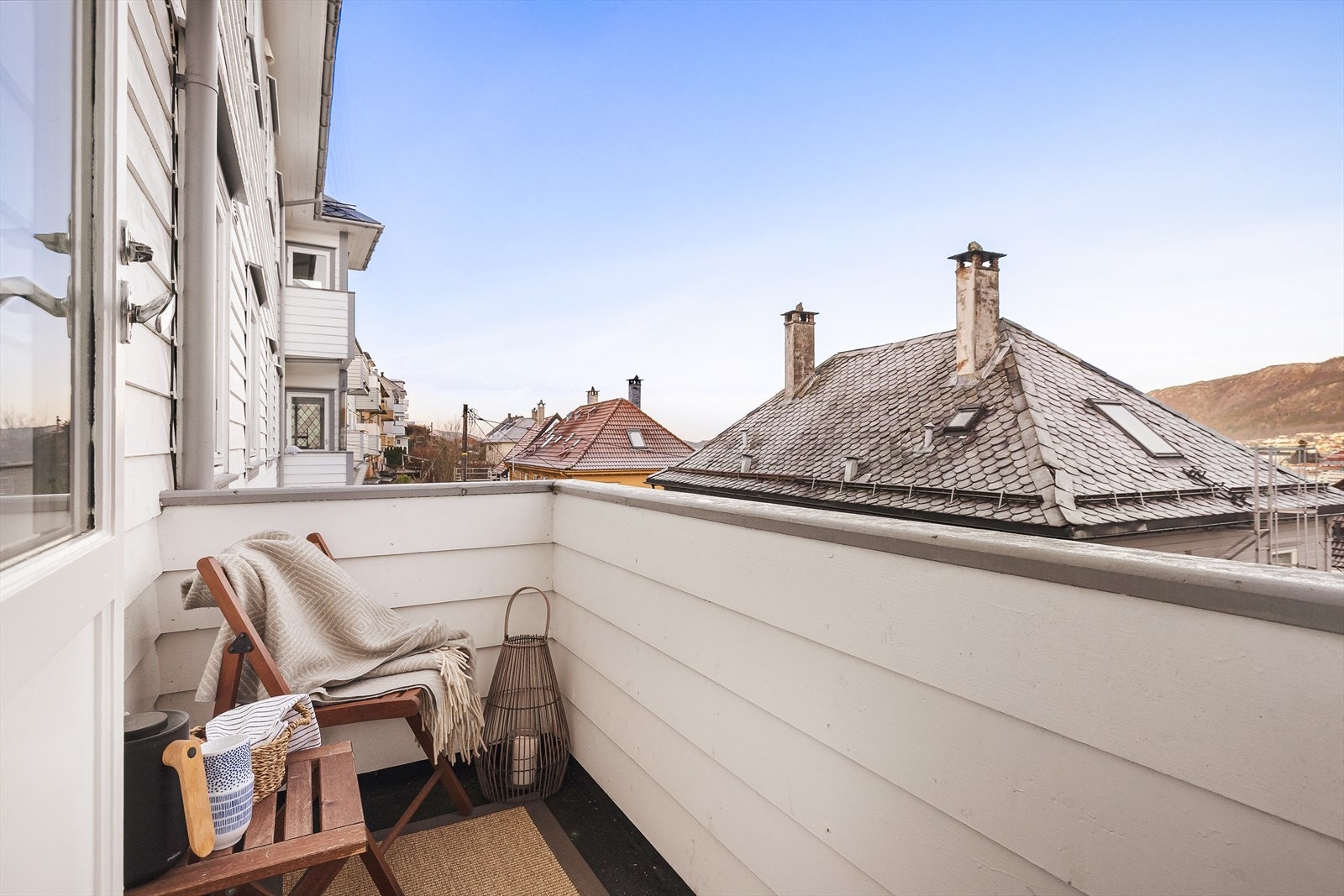 Balkongen på 2 kvm med utsikt mot Fløyen. Galleribilde