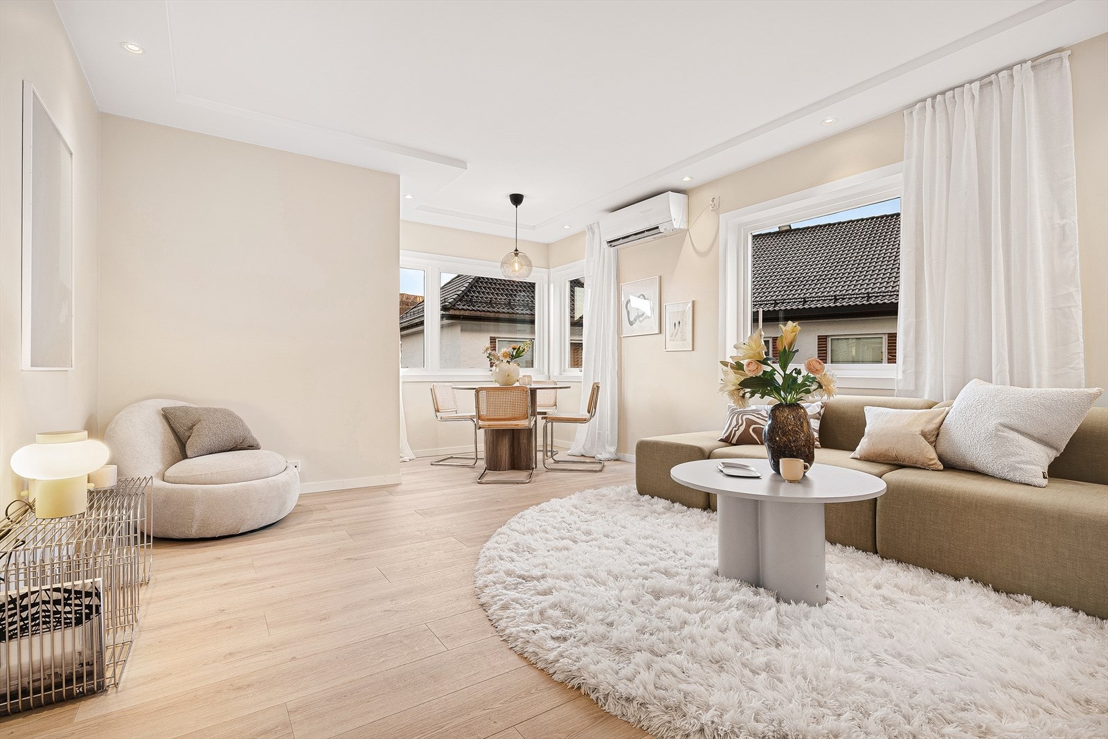 Stuen er enkel å møblere i ulike soner. Galleribilde