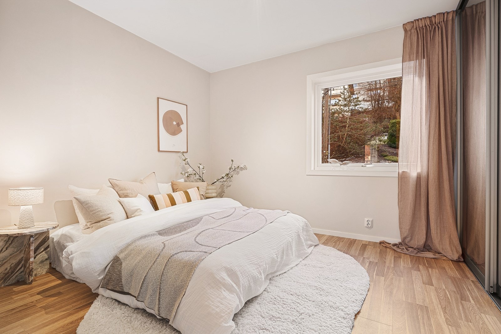 Her er god plass til dobbeltseng og tilhørende møbler. Galleribilde