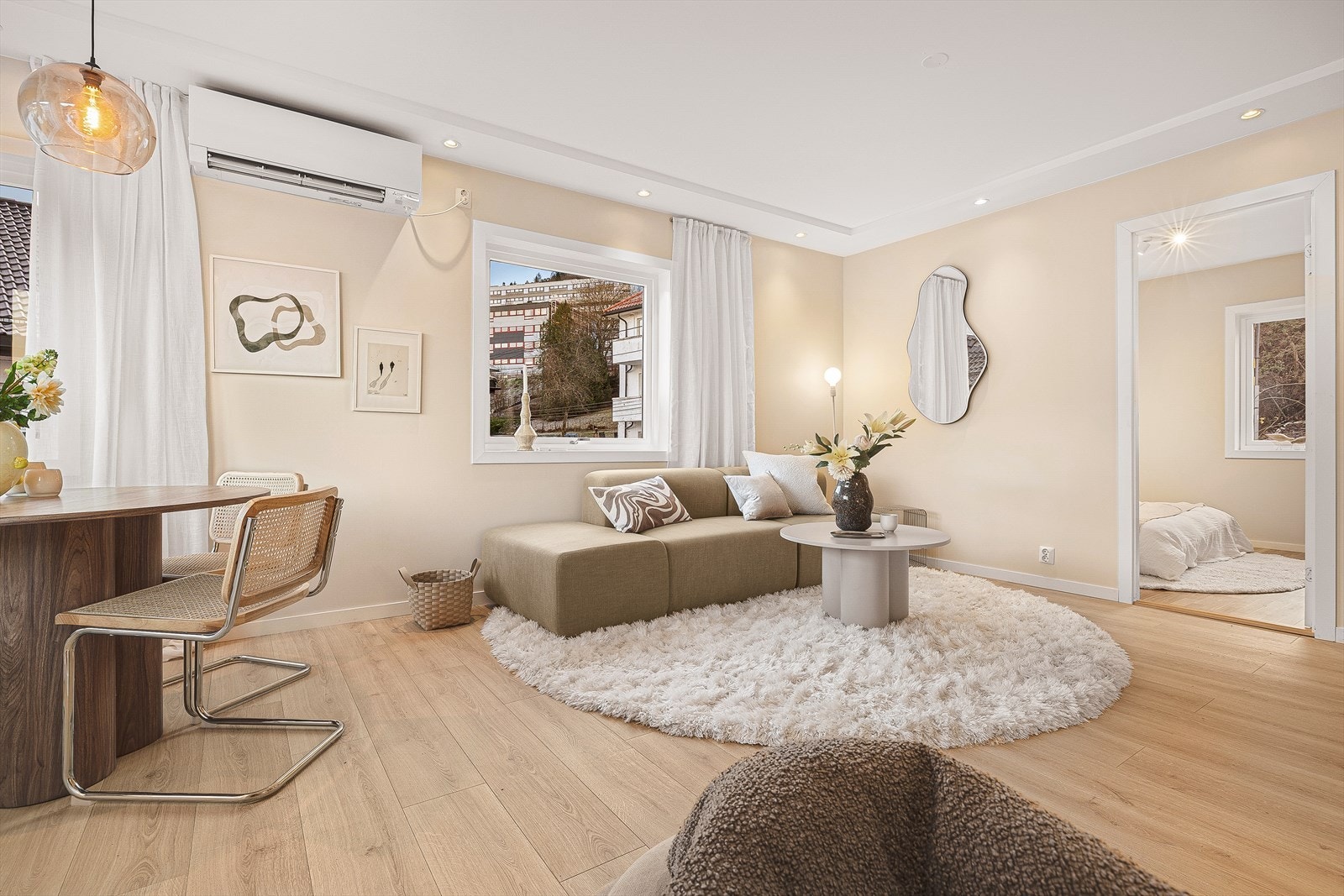 Stuen er romslig med god plass til både sofagruppe og spisestue. Galleribilde