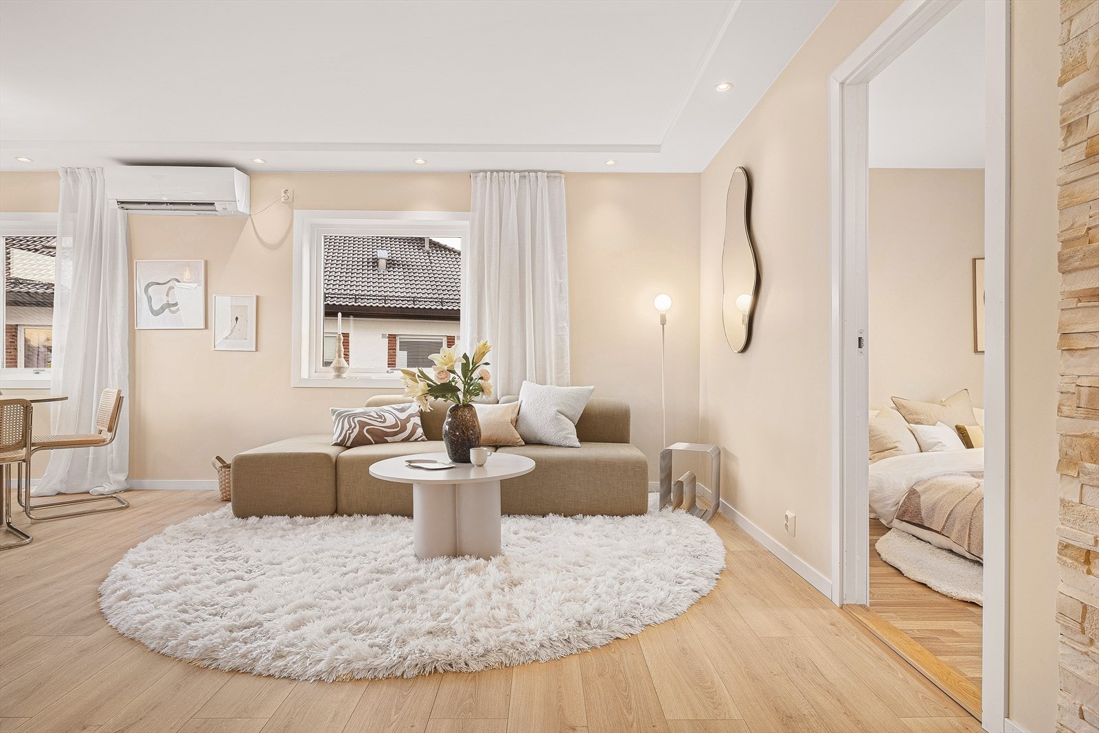 Stuen har lyst moderne laminatgulv og vegger malt i behagelig og tidløs farge. Galleribilde