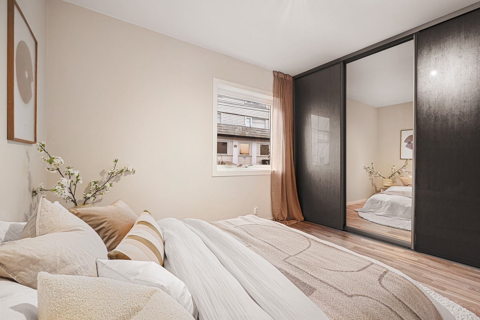 Skyvedørsgarderobe gir effektiv oppbevaring. Galleribilde