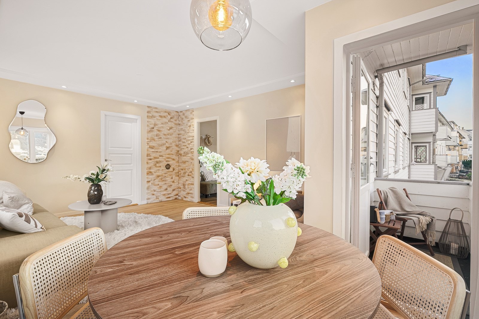 Fra stuen er det utgang til en hyggelig balkong. Galleribilde