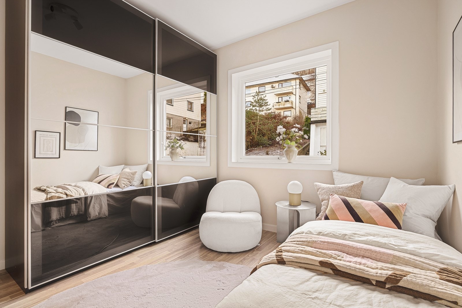 Alle soverommene har gode garderobeløsninger. Galleribilde