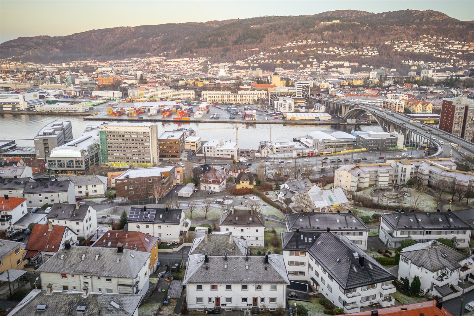 Kun en spasertur over Puddefjordsbroen til Bergen Sentrum. Galleribilde