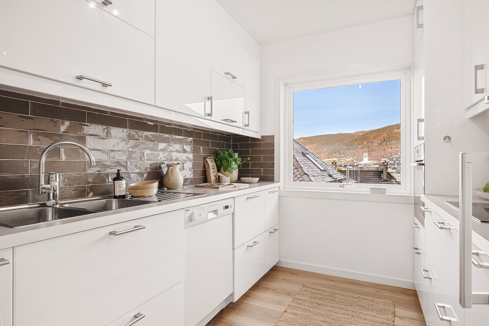 Kjøkkenet har god skap- og benkeplass. Galleribilde