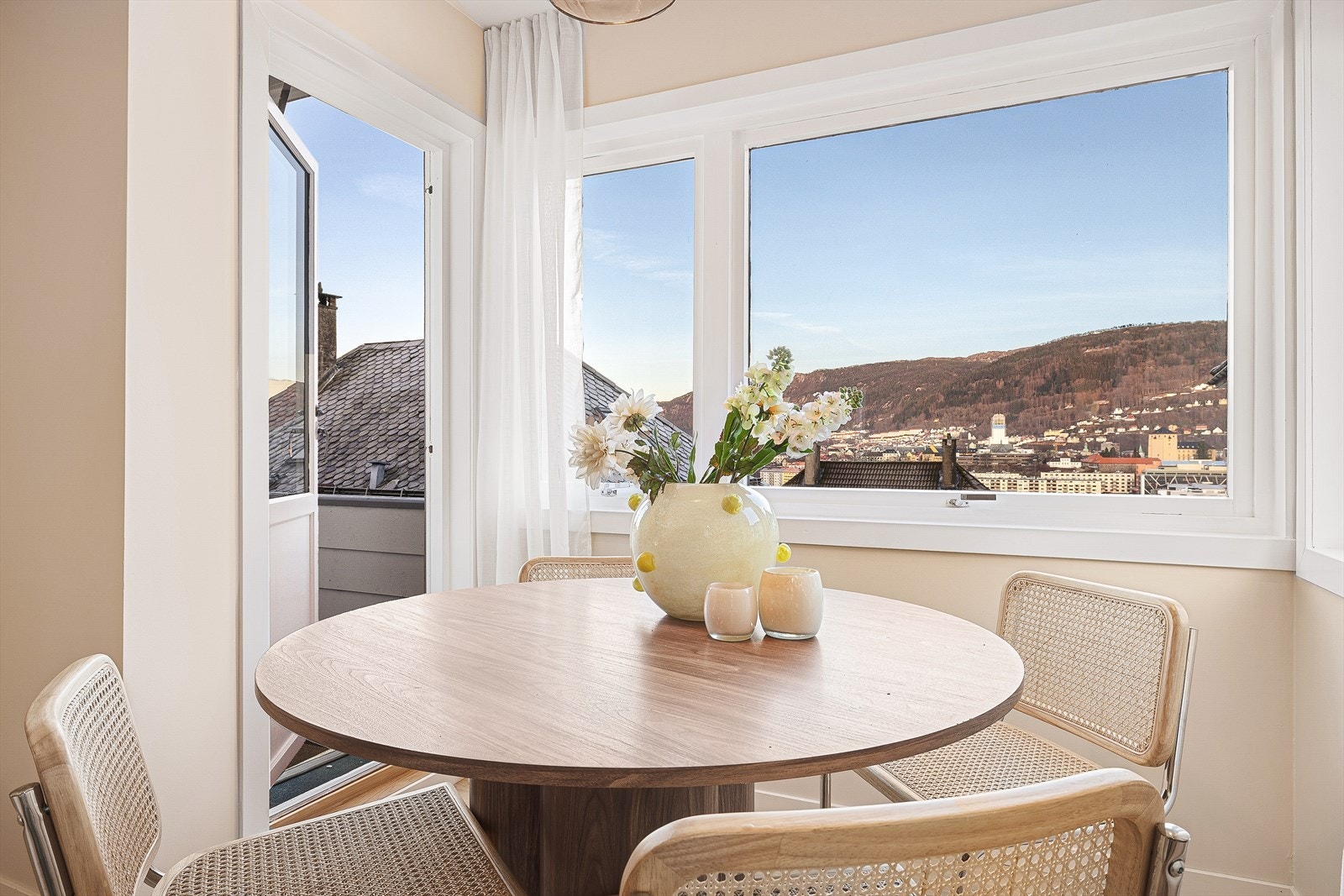 Utsikt mot byen og Fløyen fra spiseplassen i stuen. Galleribilde