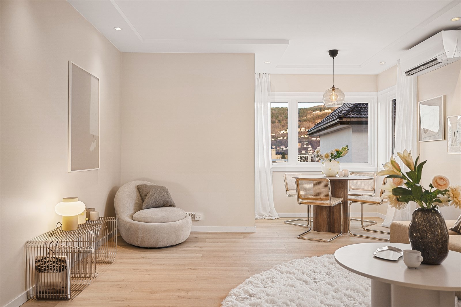 Luft til luft varmepumpe sikrer komfortabel oppvarming i stuen. Galleribilde