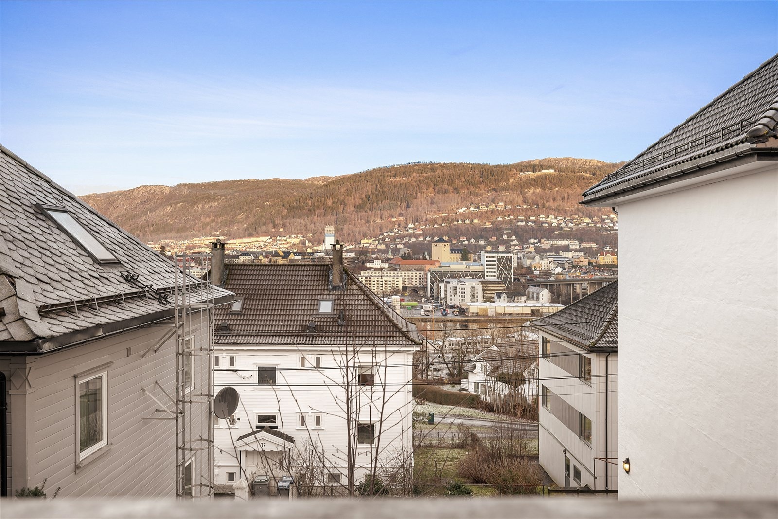 Rolig og tilbaketrukket boområde med nærhet til natur, samtidig som du har kort gangavstand til alt av daglige servicetilbud. Galleribilde