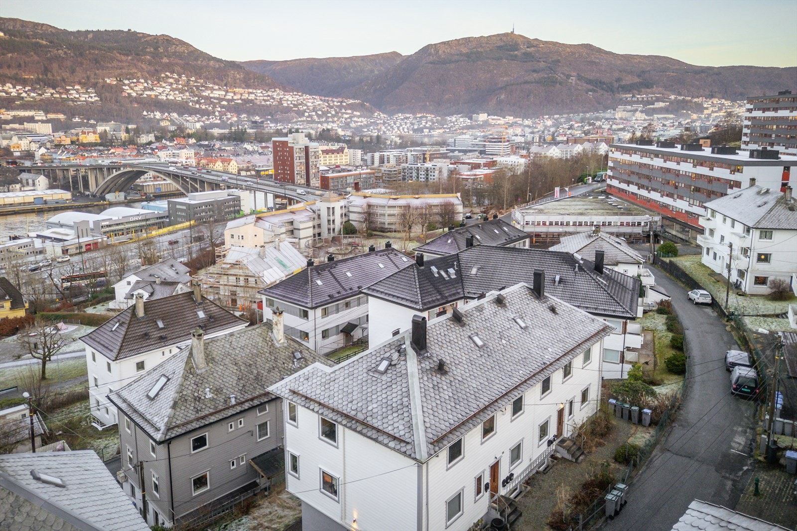 Fra leiligheten er det kort avstand til flere barnehager og skoler, og til de fleste studieinstitusjoner som Handelshøyskolen BI, UiB og HVL. Det er også flere busstopp innen kort avstand hvor det går flere busser med hyppige avganger i alle retninger. Galleribilde