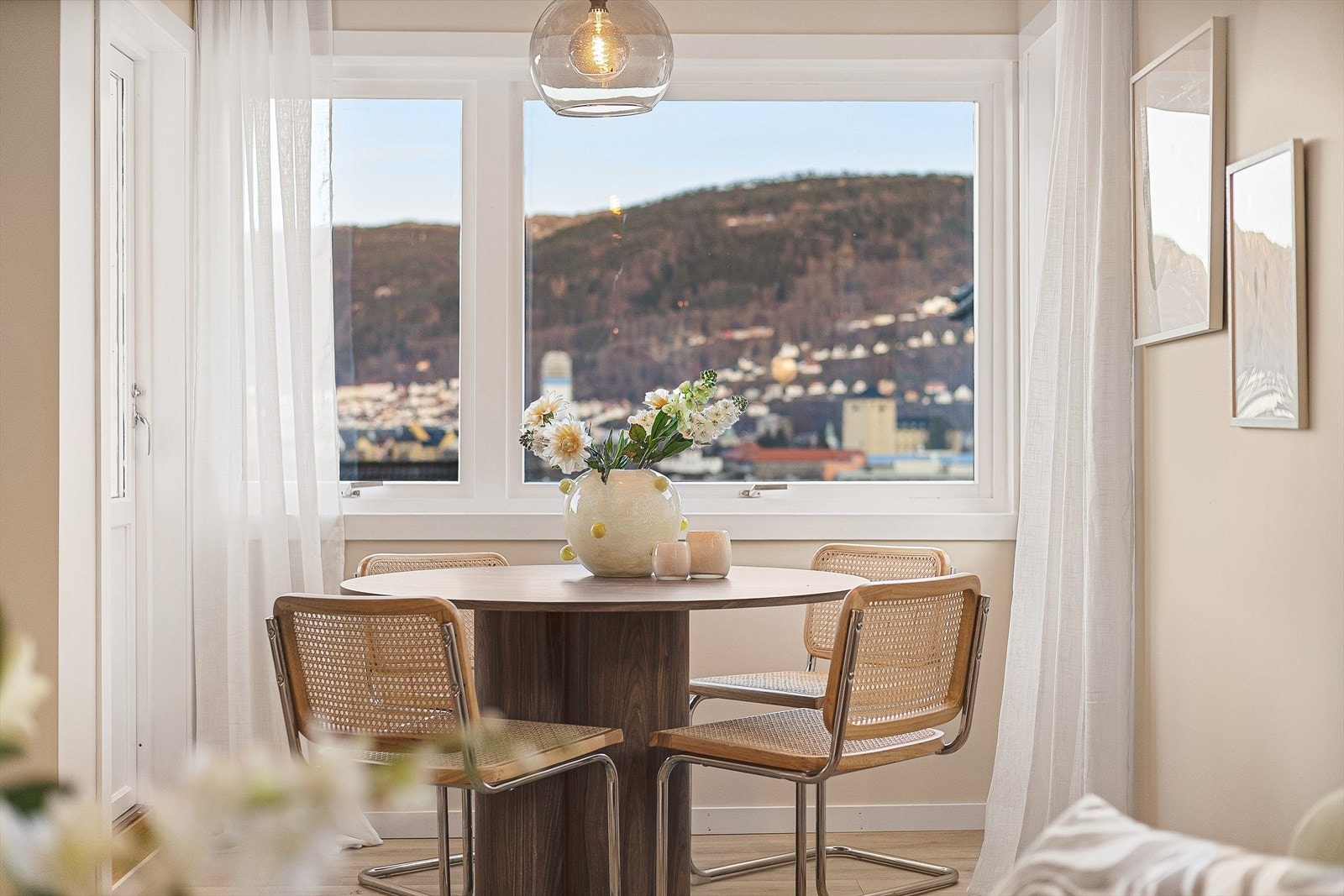 Stuen har store vindusflater som slipper inn rikelig med naturlig lys. Galleribilde