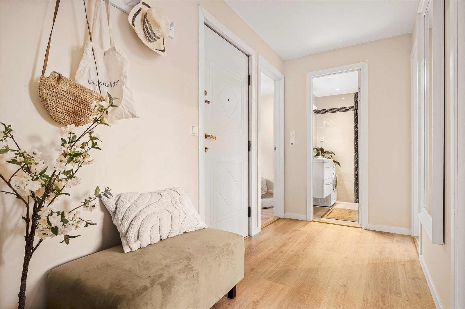 Velkommen inn! Laminatgulv og malte slette vegger gir entréen et ryddig uttrykk. Galleribilde