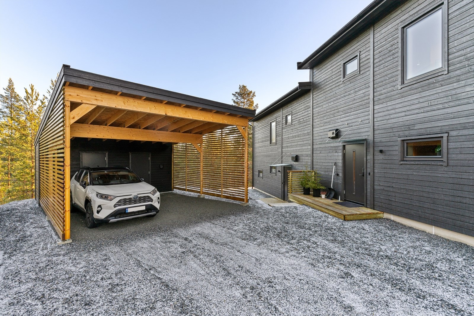 Carport med el-bil lader Galleribilde