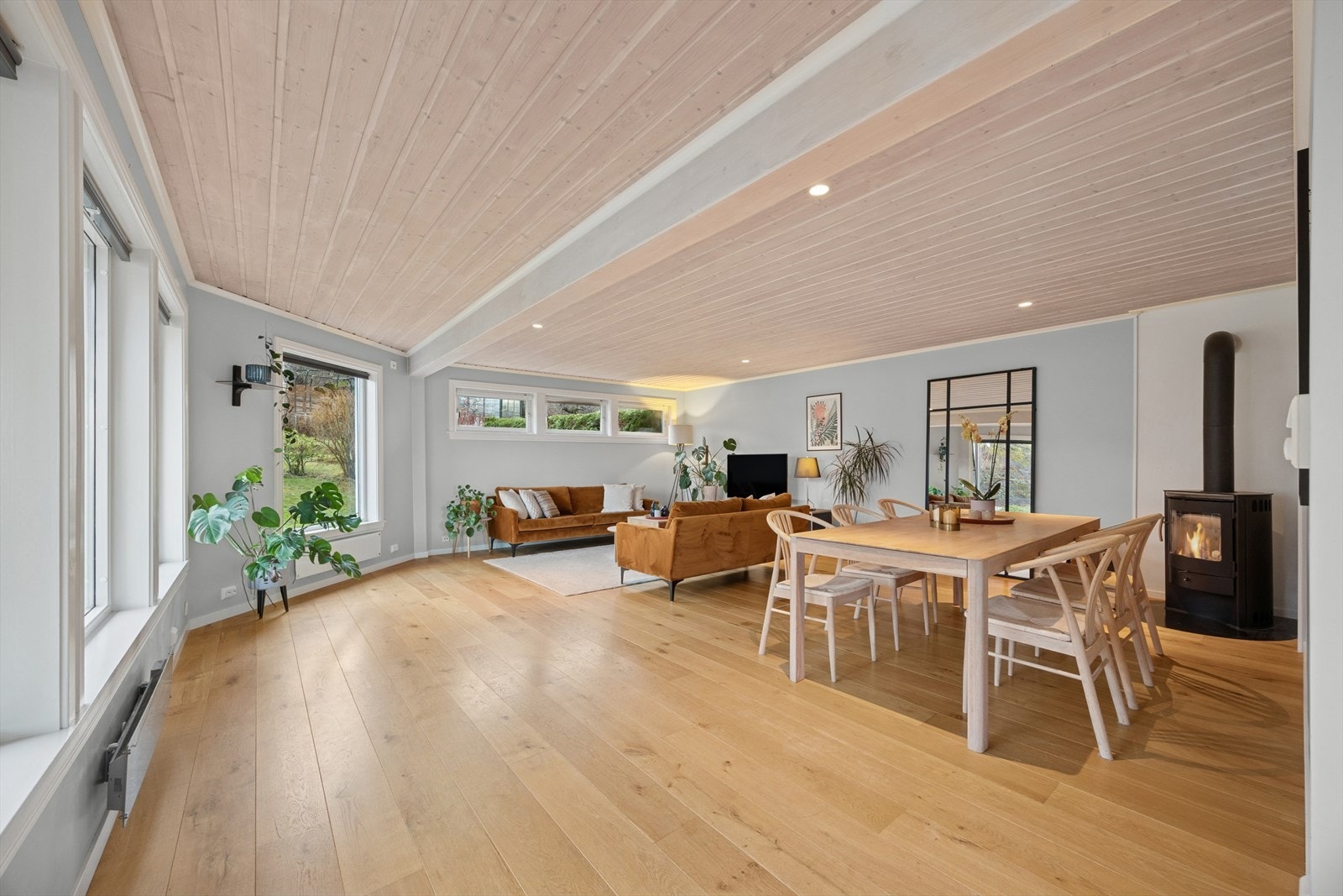 Stuen er lys og trivelig med plass til flere møbleringsmuligheter for å skape den stuen du selv ønsker Galleribilde