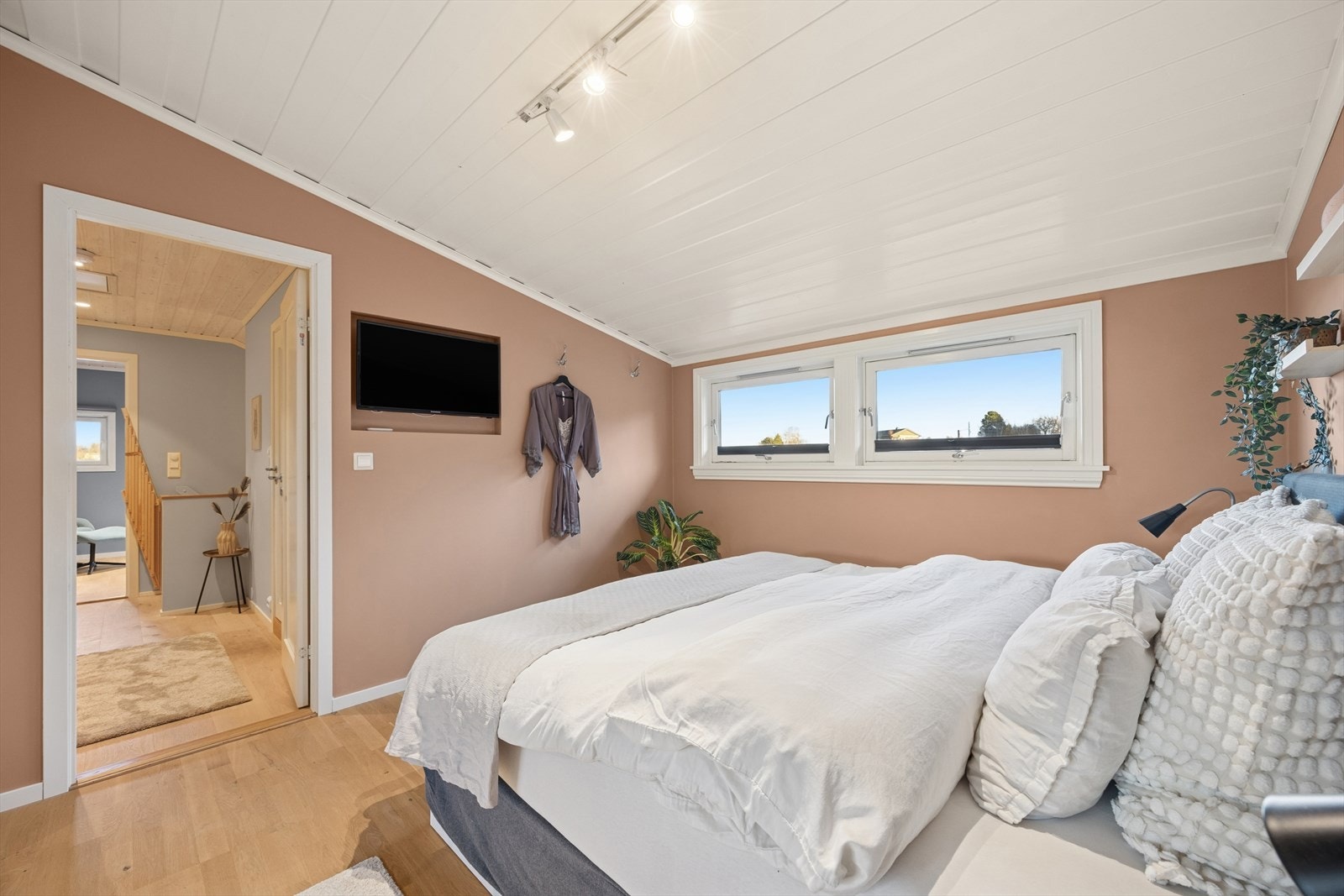 Hovedsoverommet har god plass til stor seng, tilhørende møblement og stort garderobeskap langs hele den ene veggen med god oppbevaringsplass. Galleribilde