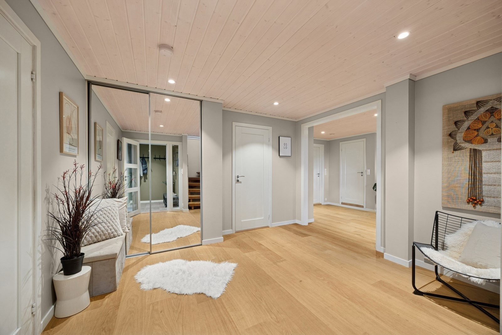 Videre inn i er det en romslig gang med skyvedørsgarderobe hvor sko og yttertøy kan oppbevares. Galleribilde