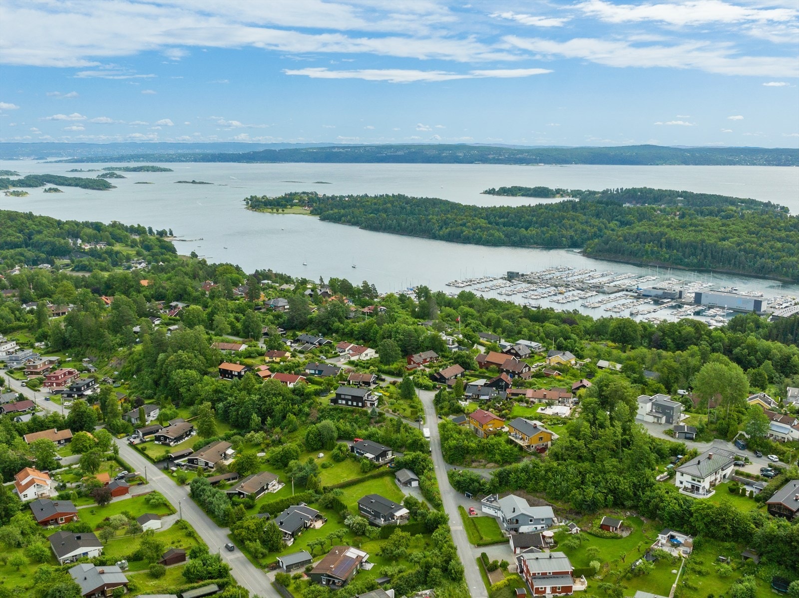 Herfra er det gangavstand barnehager, skoler, samt til sjøen, med badestrender og fritidsbåthavn. Galleribilde