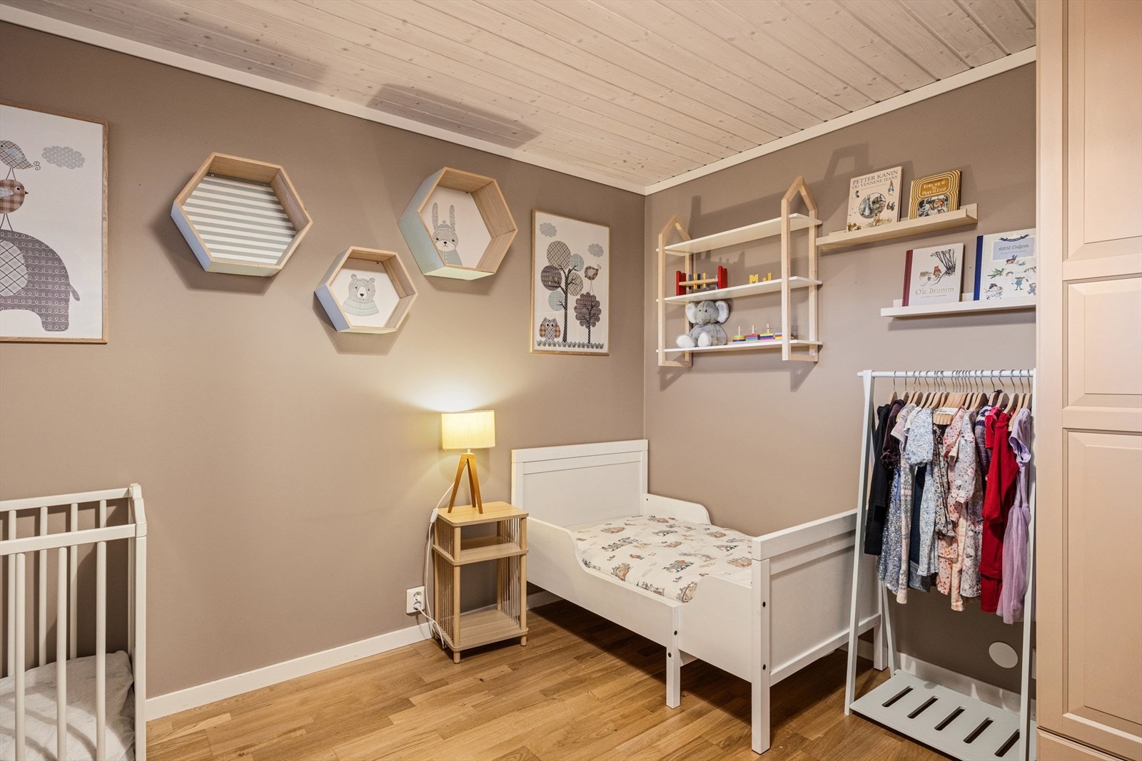 Soverom III er plassert i underetasjen. Rommet oppfyller ikke dagens krav til lysinnslipp og/eller rømningsvei, se mer pkt. ferdigattest. Galleribilde