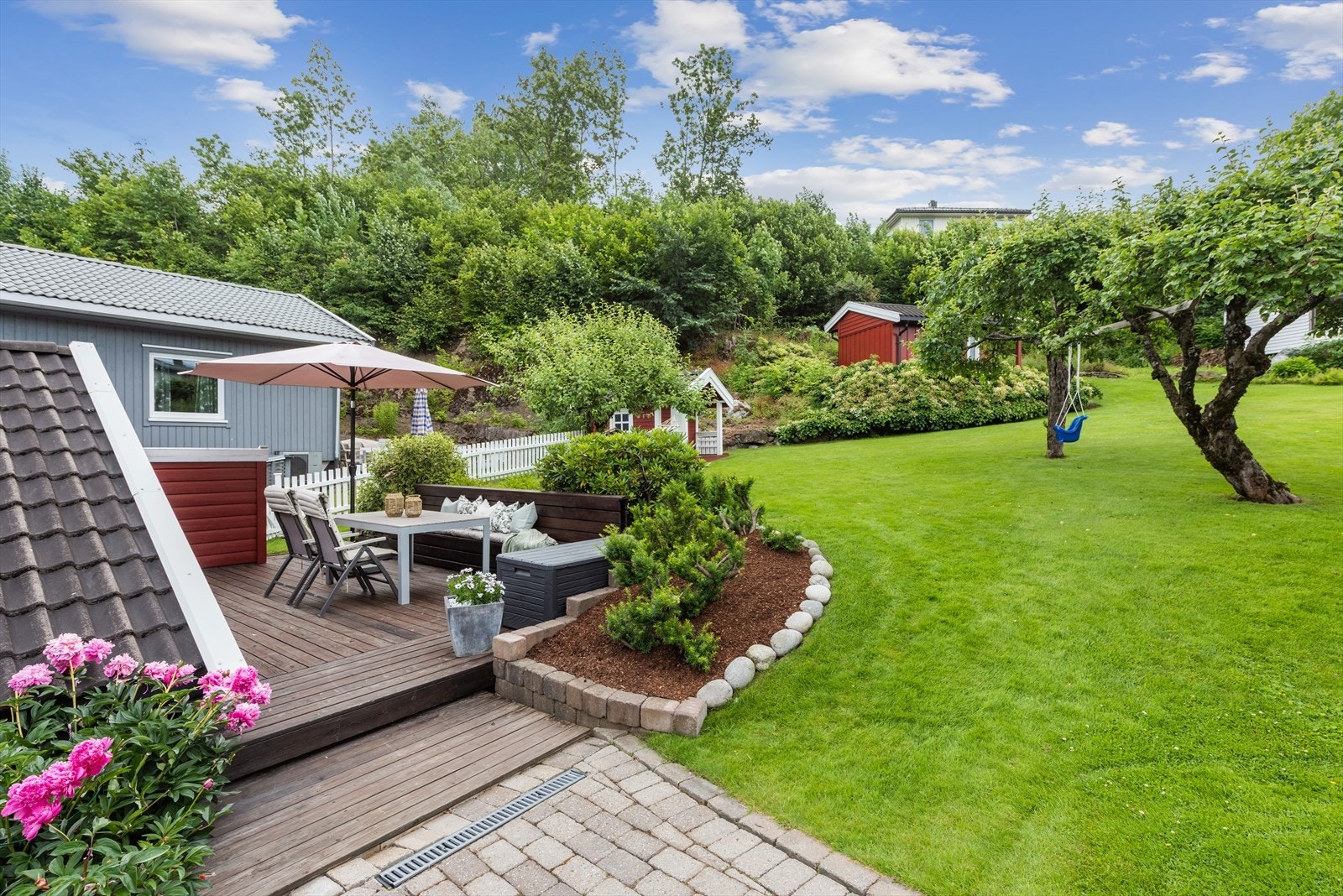 Tomten har opparbeidet flere fine, solrike uteplasser hvor sommeren kan nytes fra morgen til kveld. Galleribilde