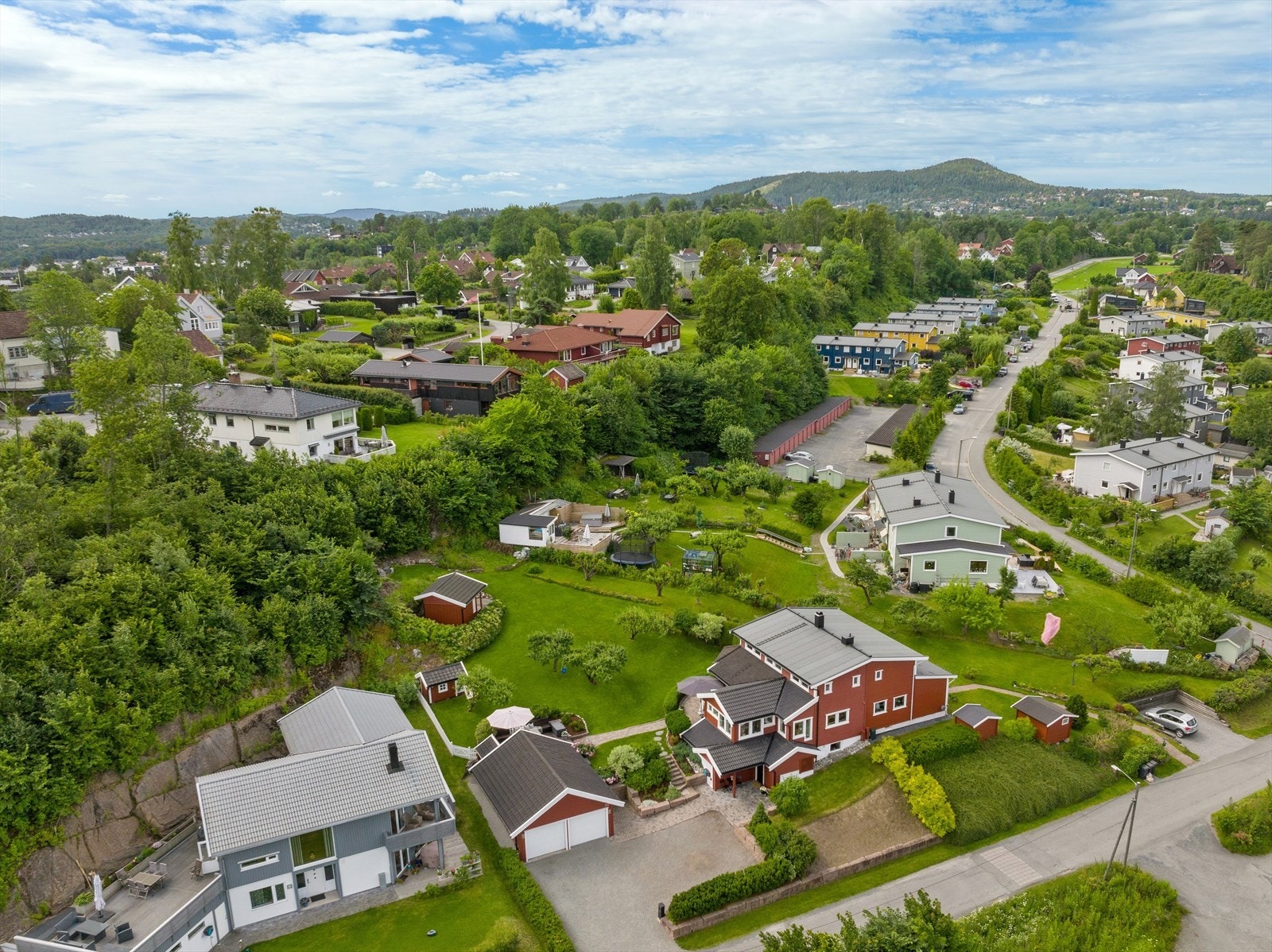 Eiendommen er fint beliggende i et meget attraktivt og barnevennlig boligområde. Galleribilde