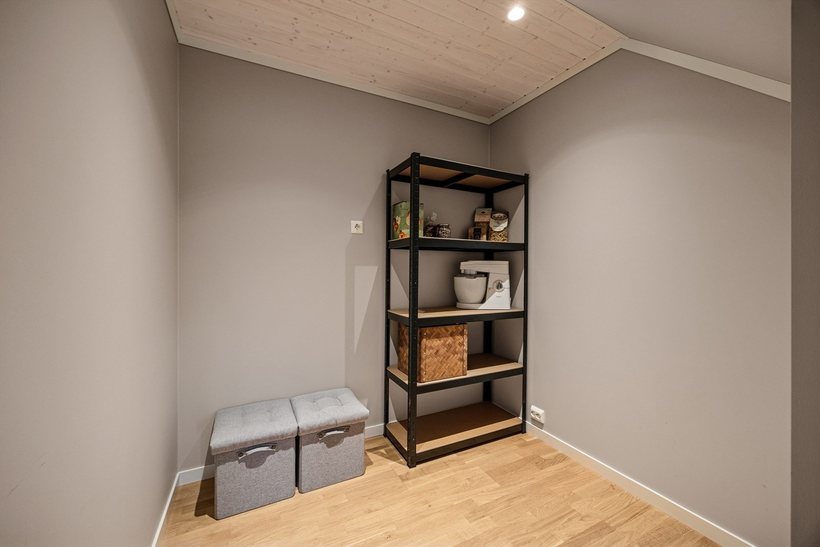 Det er av tidligere eier klargjort for bad i bod i 1. etasje, mellom kjøkken og stue. Galleribilde