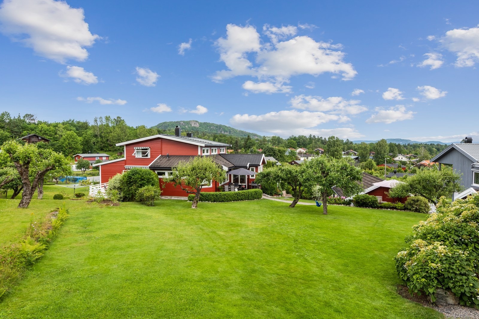 Hagen er stor og godt vedlikeholdt og er et eldorado for både barn og folk med grønne fingre. Galleribilde