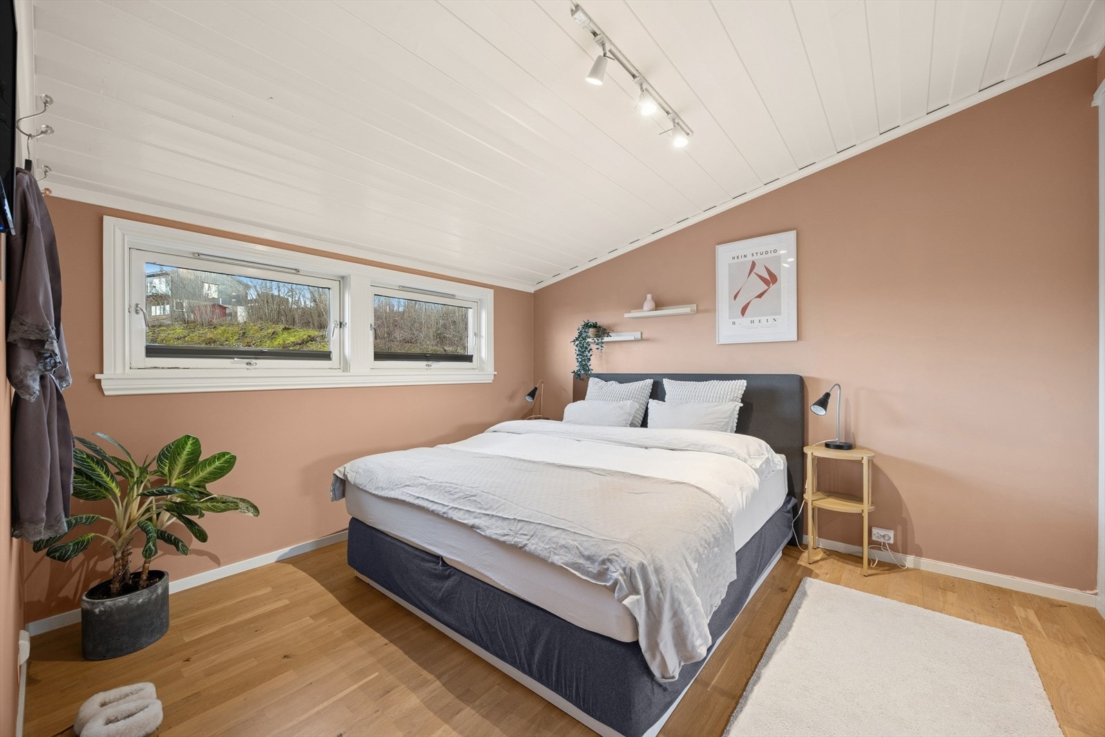 Videre byr boligen på tre soverom. Galleribilde