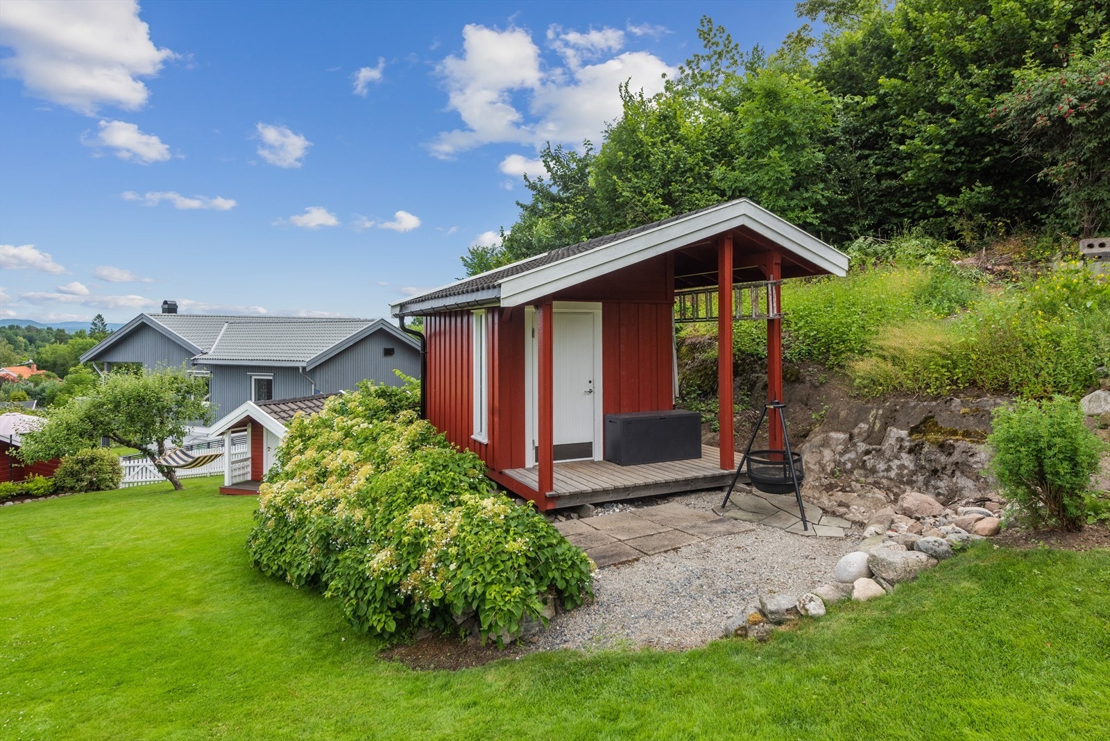 Uteboden og lekehuset er plassert i et skjermet område av hagen. Galleribilde