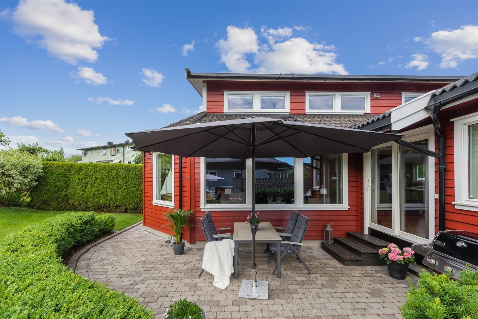 Solrik uteplass med god plass til å innrede med både hagemøbler og grill. Galleribilde