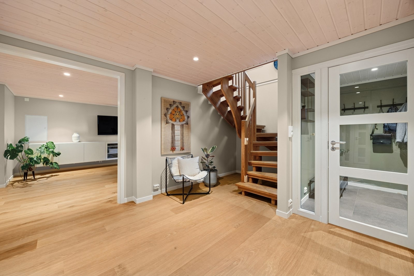 Åpen løsning med trapp i tre gir enkel tilgang til resten av boligen. Galleribilde