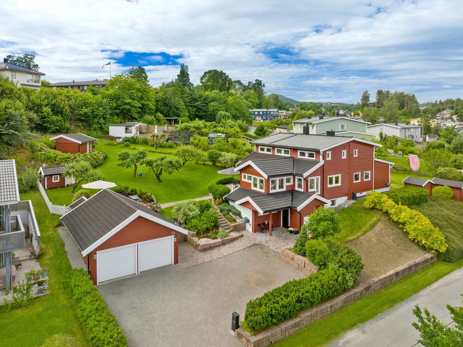 Vertikaldelt tomannsbolig over tre plan på en stor, solrik eiendom som er flott opparbeidet med bl.a. dobbel garasje, utvendig bod og lekehus i hagen. Galleribilde