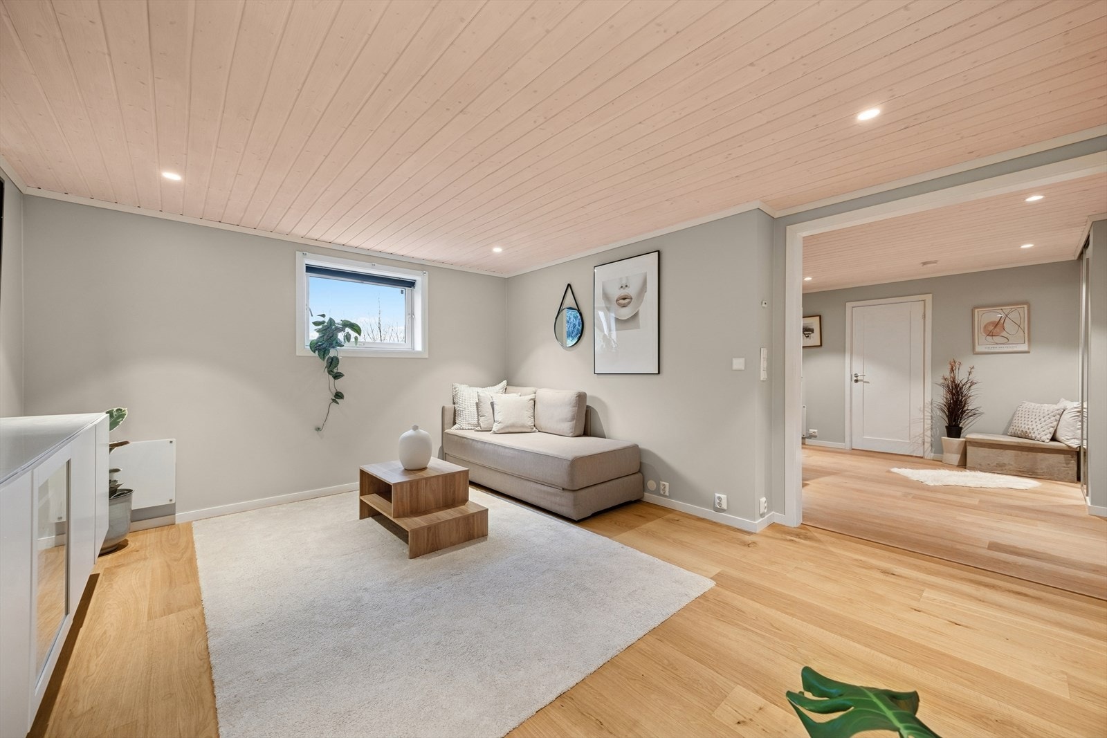 Det er en ekstra stue i underetasjen som er et must, og gir ekstra spillerom for familien. Galleribilde