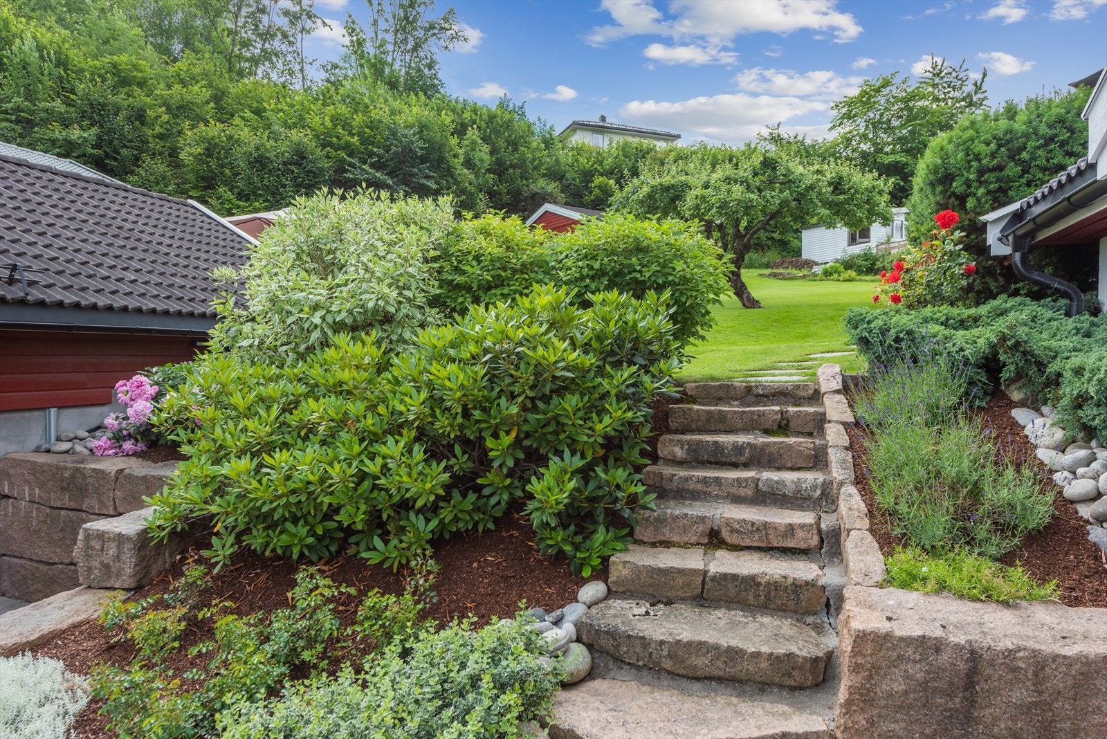 Natursteinsmurer og beplantning gir en sjarmerende adkomst til hagen. Galleribilde