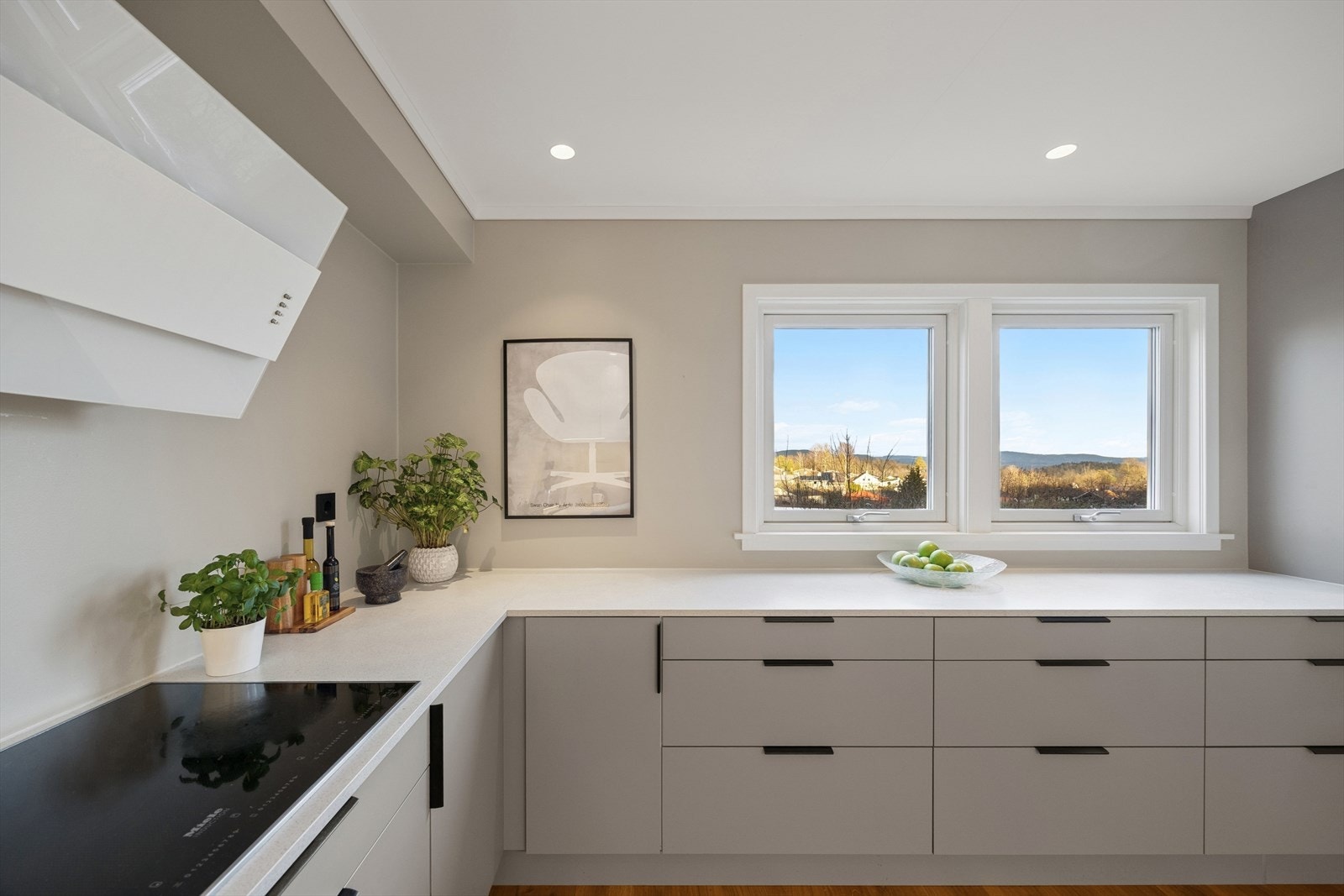 Kjøkkenet er innredet i en praktisk form, og har godt med både skap- og benkeplass. Galleribilde