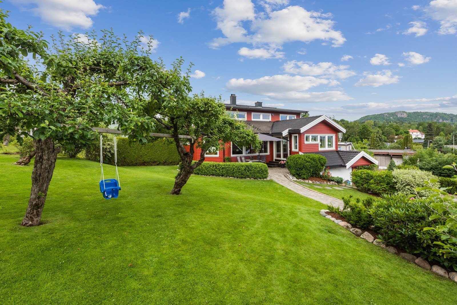 Den flotte hagen har gressplen på store deler av tomten, samt bl.a. støttemurer, prydbusker, fruktrær og hekker. Galleribilde