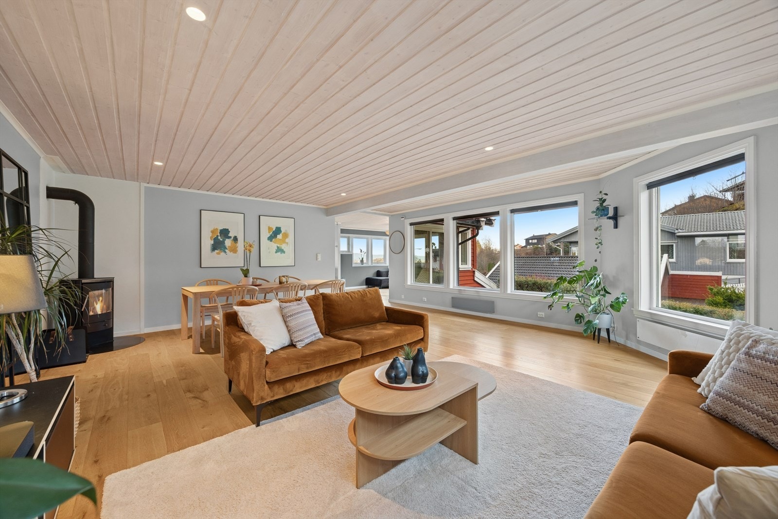 I stuen er flere store vindusflater som slipper inn mye naturlig lys og skaper en god atmosfære i rommet. Galleribilde